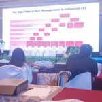 Apoteker klinis melakukan evaluasi terapi antibiotik pada pasien kritis di ruang ICU untuk mendukung keselamatan pasien dan mencegah resistensi antibiotik.