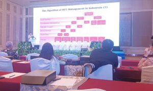 Apoteker klinis melakukan evaluasi terapi antibiotik pada pasien kritis di ruang ICU untuk mendukung keselamatan pasien dan mencegah resistensi antibiotik.