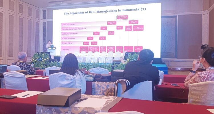 Apoteker klinis melakukan evaluasi terapi antibiotik pada pasien kritis di ruang ICU untuk mendukung keselamatan pasien dan mencegah resistensi antibiotik.