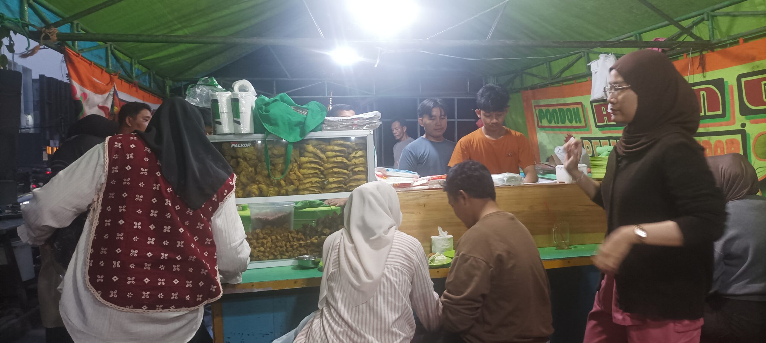 Perjalanan mencari tempat makan setelah mengantar puteri mengikuti UTUL UGM di Jakarta.