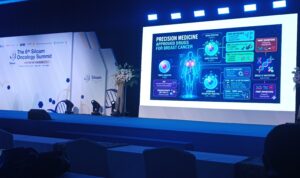 Apoteker klinis melakukan evaluasi terapi antibiotik pada pasien syok septik pasca operasi ginjal di ruang ICU.