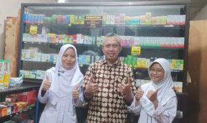 Apoteker memverifikasi kekuatan dosis obat kardiovaskular untuk mencegah medication error dan meningkatkan keselamatan pasien.