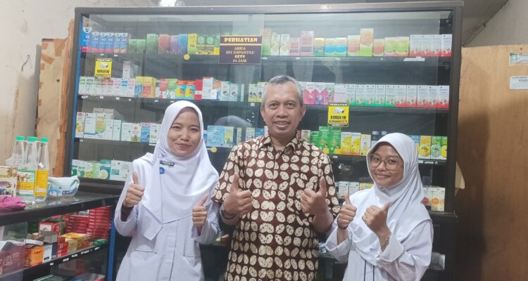 Apoteker memverifikasi kekuatan dosis obat kardiovaskular untuk mencegah medication error dan meningkatkan keselamatan pasien.