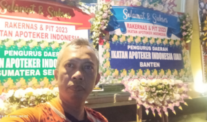 Apoteker Off-label membahas materi Prof. Rianto Setiabudy tentang penggunaan obat off-label pada pengobatan berpusat pada pasien yang disampaikan dalam PIT IAI Makassar 2025.